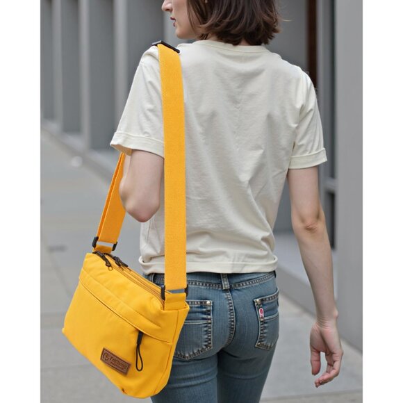 Stylish Lightweight Crossbody Purse with Adjustable Strap - Perfect for Travel - Picture 5 of 6